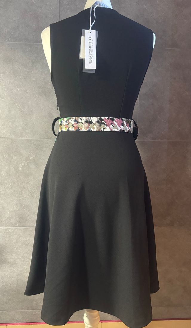 Vestido cruzado negro y estampado con cinturón