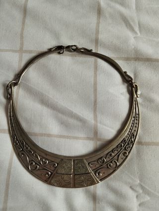 Collar plateado corto