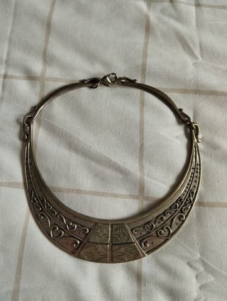 Collar plateado corto