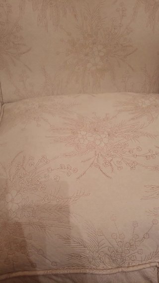 SOFA EN BLANCO CRUDO CON REMINISCENCIAS FLORALES