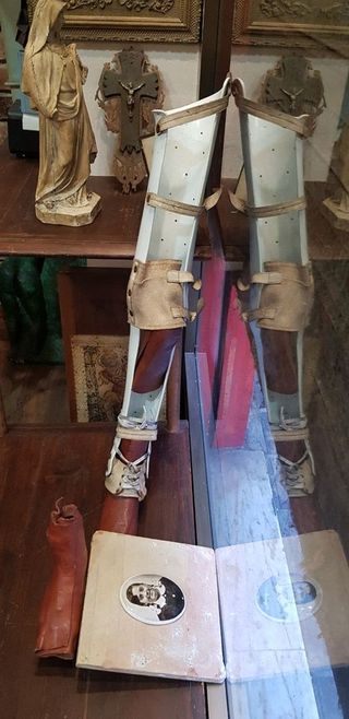 Gabinete de curiosidades antigua órtosis infantil