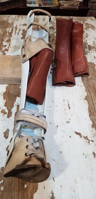 Gabinete de curiosidades antigua órtosis infantil