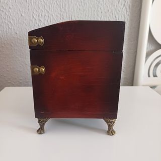 Cofre de madera pintado a mano