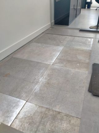 Reparación de suelo técnico