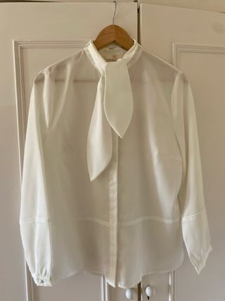 Blusa blanca con lazada