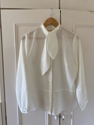 Blusa blanca con lazada