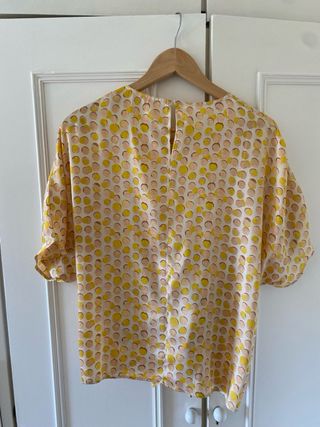 Blusa de topos con fruncido