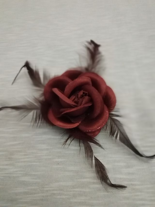 Broche flor coquette 7 cm.