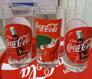 Tre bicchieri di vetro coca cola