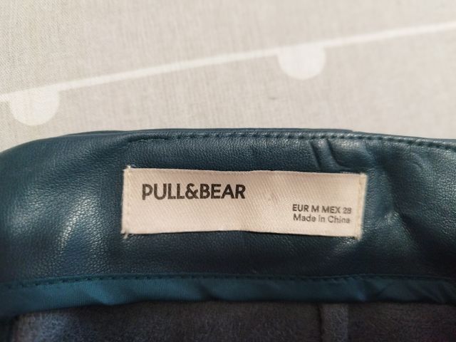 Falda polipiel verde de Bershka, talla M