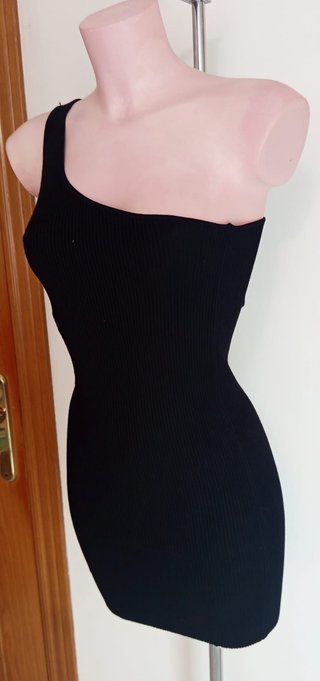 VESTIDO CUT OUT STRADIVARIUS NEGRO A ESTRENAR
