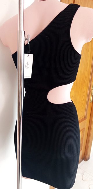 VESTIDO CUT OUT STRADIVARIUS NEGRO A ESTRENAR
