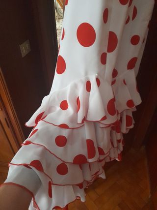 Traje flamenca + manton + peinetas...