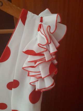 Traje flamenca + manton + peinetas...