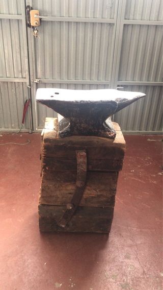 Yunque antiguo de herrero con plataforma