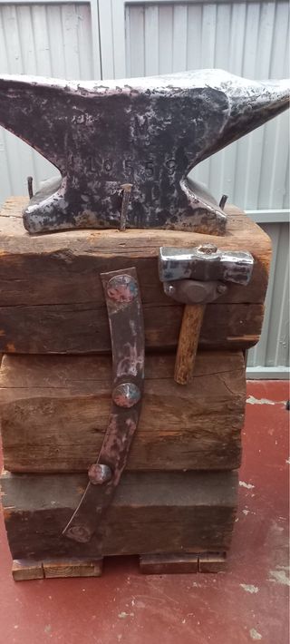 Yunque antiguo de herrero con plataforma