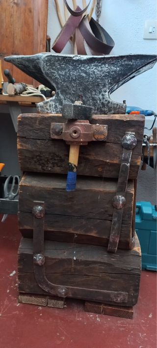 Yunque antiguo de herrero con plataforma