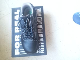Zapatos  de seguridad nuevos