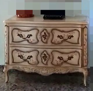 Cómoda clásica pintada a mano