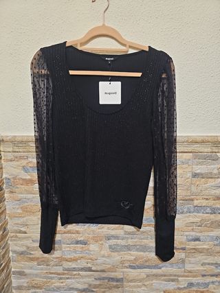 CAMISETA DESIGUAL NEGRA