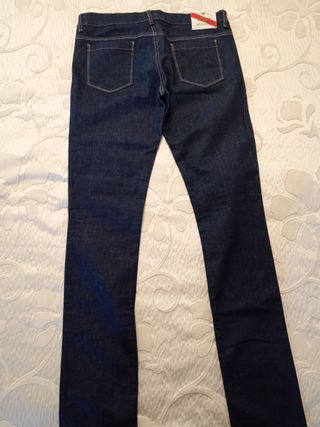 Pantaloni jeans skinny.