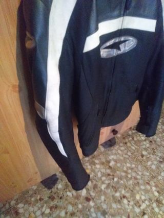 Chaqueta de moto con refuerzos metálicos