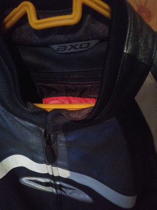 Chaqueta de moto con refuerzos metálicos