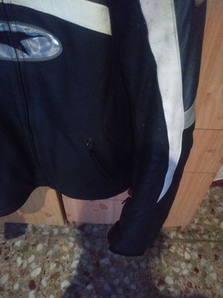 Chaqueta de moto con refuerzos metálicos
