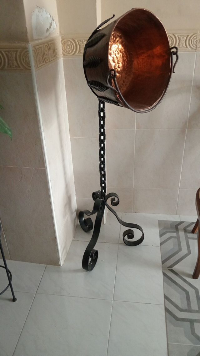 Caldero y pié antiguo