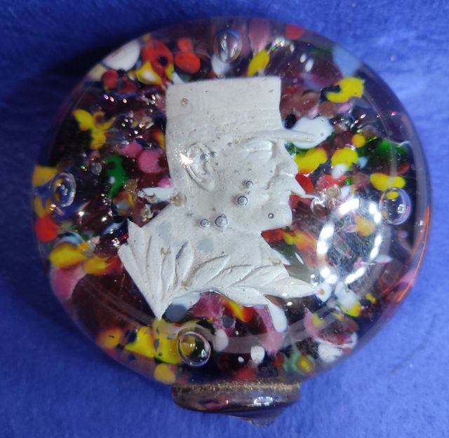 Pisapapeles de cristal