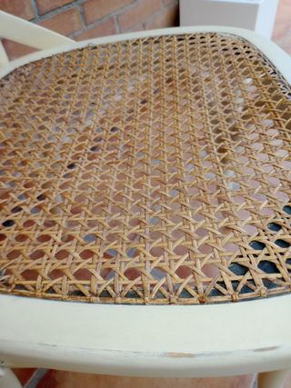 Silla de madera y ratán  blanca con respaldo asta.