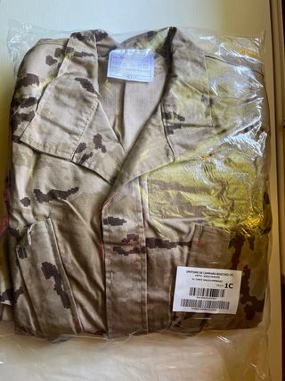 Traje militar arido pixelado nuevo