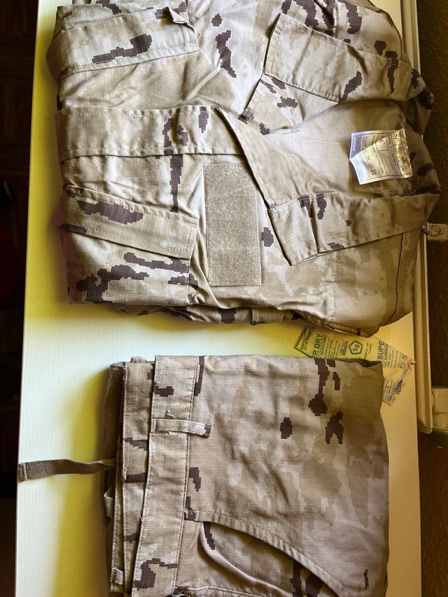 Traje militar arido pixelado nuevo
