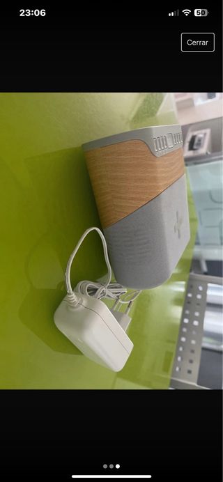 reloj despertador y cargador movil