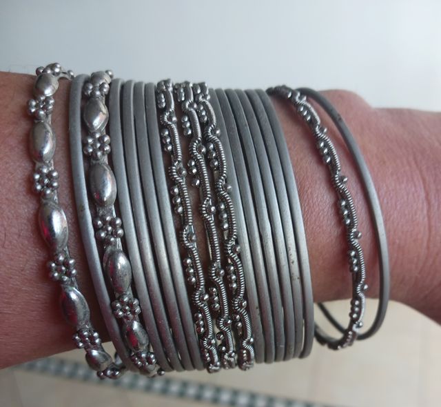 Braccialetto con pietre e brillantini