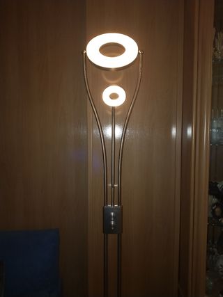 Lampara de pie dorada.