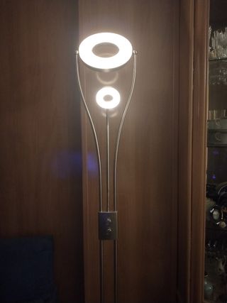 Lampara de pie dorada.