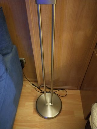 Lampara de pie dorada.