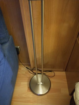 Lampara de pie dorada.