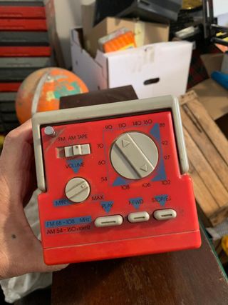 Radio mangiacassette rossa vintage