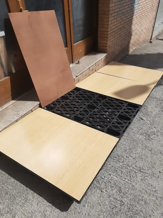 Realiza suelo con palets plástico y tablex madera