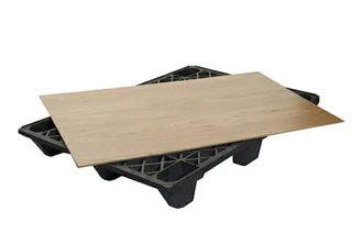 Realiza suelo con palets plástico y tablex madera