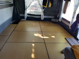 Realiza suelo con palets plástico y tablex madera