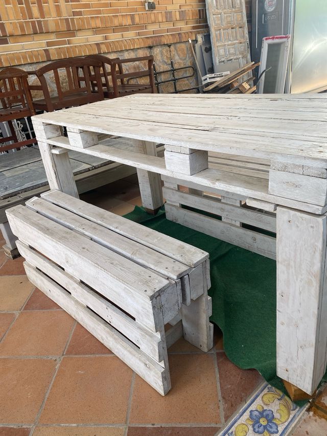 Mesa y  2 bancos jardin para restaurar