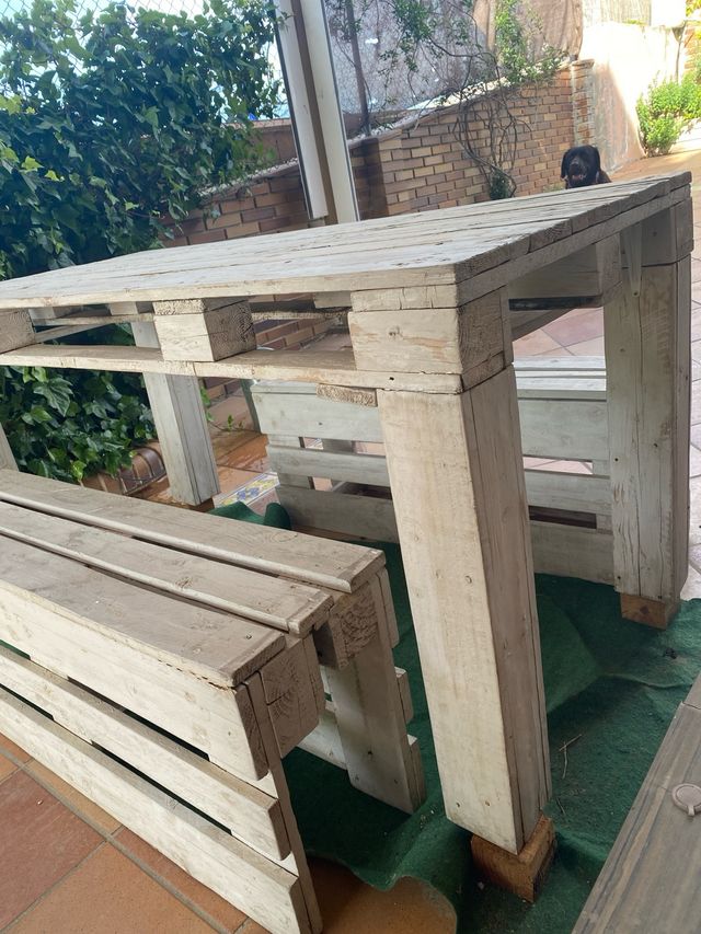 Mesa y  2 bancos jardin para restaurar