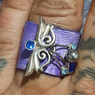 Anillo de piel y plata violeta pastel 