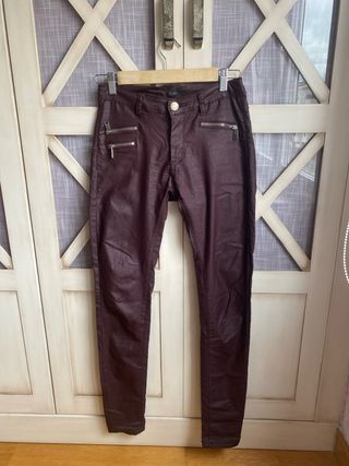 Pantalon cuero color vino