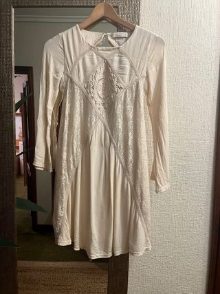 vestido crema pull&bear