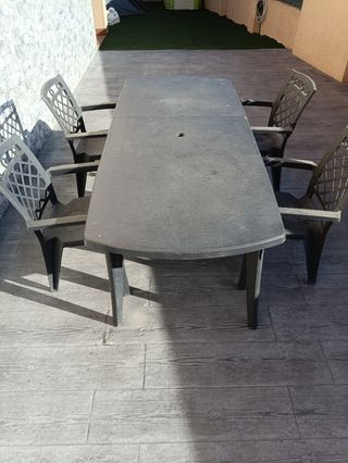 Mesa y 4 sillas grises