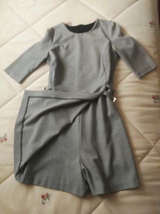 Vestido-mono short joven mujer